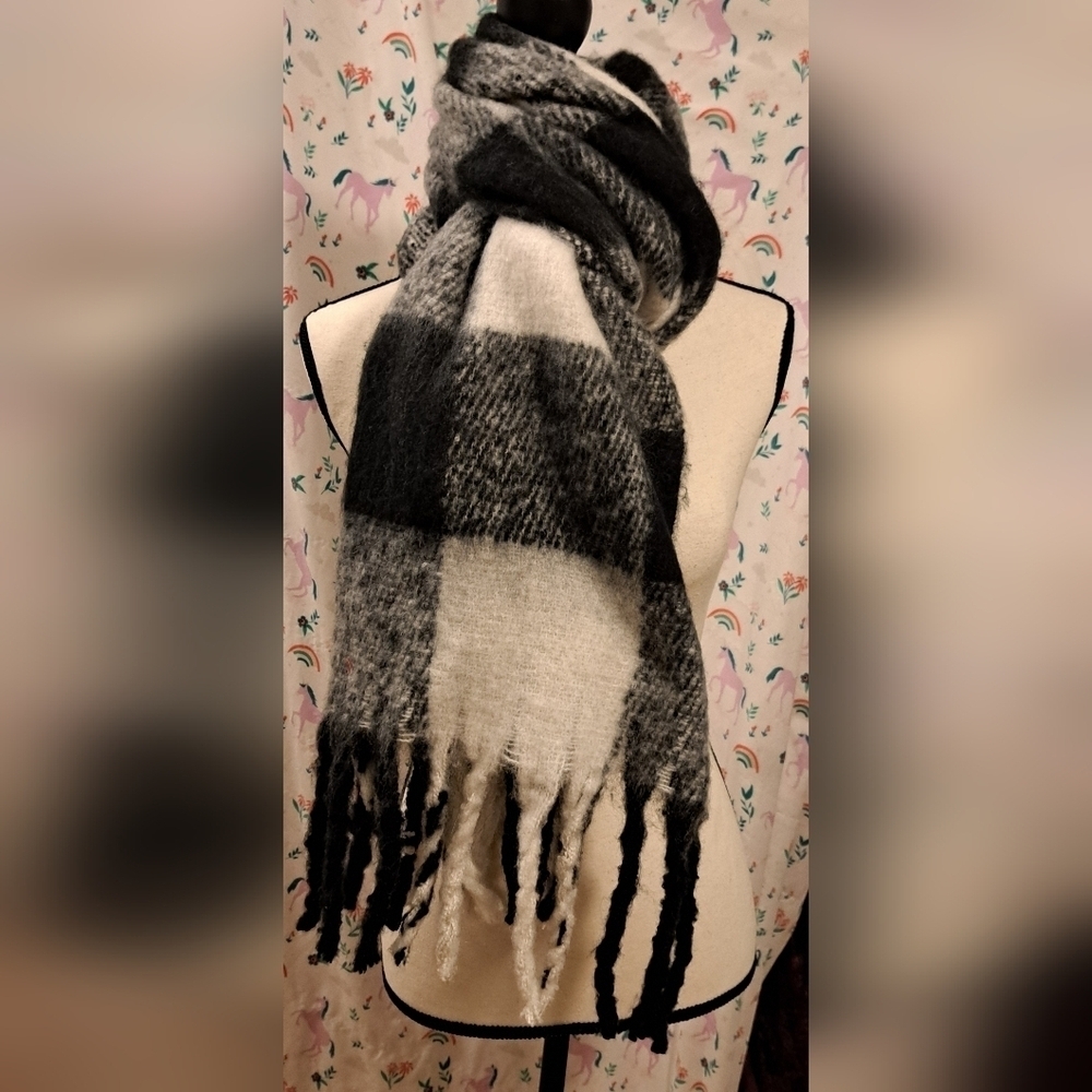 EUC Steve Madden Black & White Plaid Fluffy Winter Casual Preppy Blanket Scarf